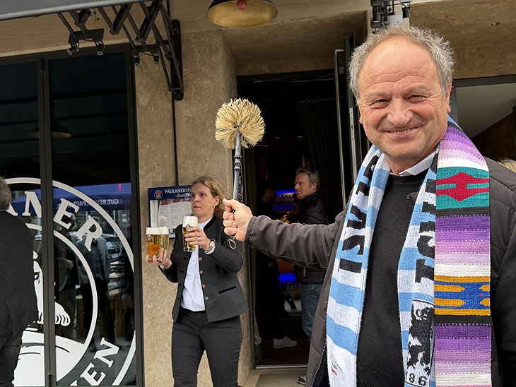 Pfarrer Schie&szlig;ler weihte die Zum Stiftl Paulaner Sportbar (&copy;Foto: Martin Schmitz 